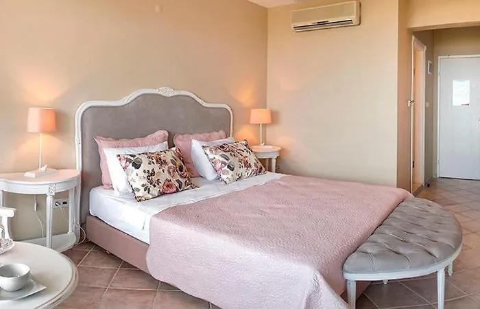 Carina Hotel 3*